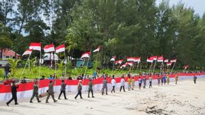 Papua Barat Kibarkan Bendera 77 Meter di Pesisir Pulau Fani Raja Ampat Pulau Terluar Indonesia