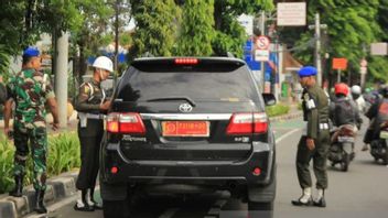 Viral Penumpang BMW Berpelat Dinas Kemhan Merokok, Kemenhan: Pelat Nomor Palsu