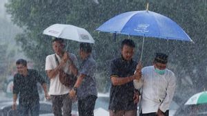Jakarta Cerah Pagi dan Siang, Hujan Ringan Guyur Malam di Beberapa Wilayah