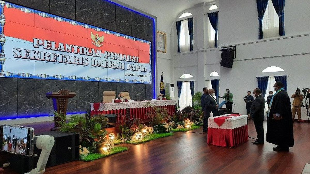 Minister Of Home Affairs Inaugurates Jokowi's Choice For Papua Regional Secretary