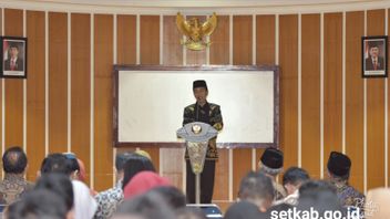 佐科威在艾哈迈德·达兰大学日惹的公开演讲，2017年7月22日：学生不应该在轻松访问网络世界中失去印度尼西亚身份