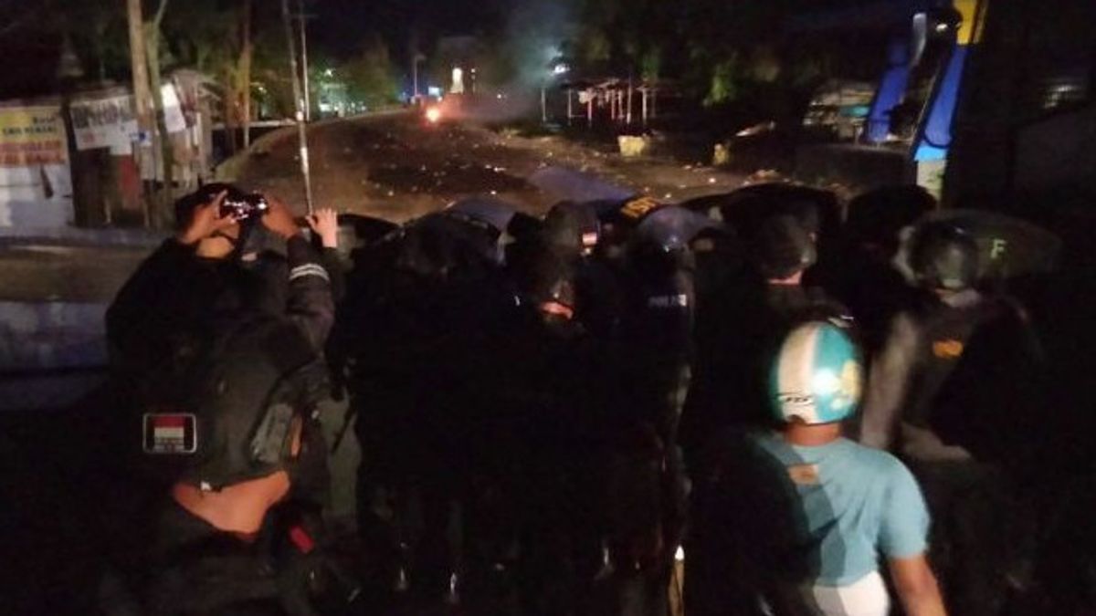 Tengah Malam Tadi Sorong Begitu Mencekam, Massa Blokade Jalan dan Dibubarkan Polisi dengan Gas Air Mata