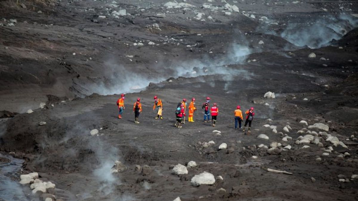 搜救队疏散了四名遇难者，其中39人因塞梅鲁火山喷发而死亡