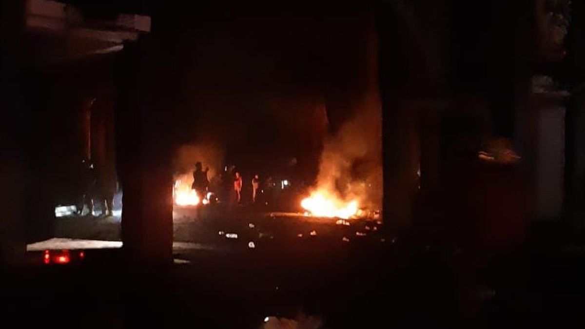 マカッサル暴動今夜:ビデオトロンと警察のバイクが燃え、群衆が通りを制御