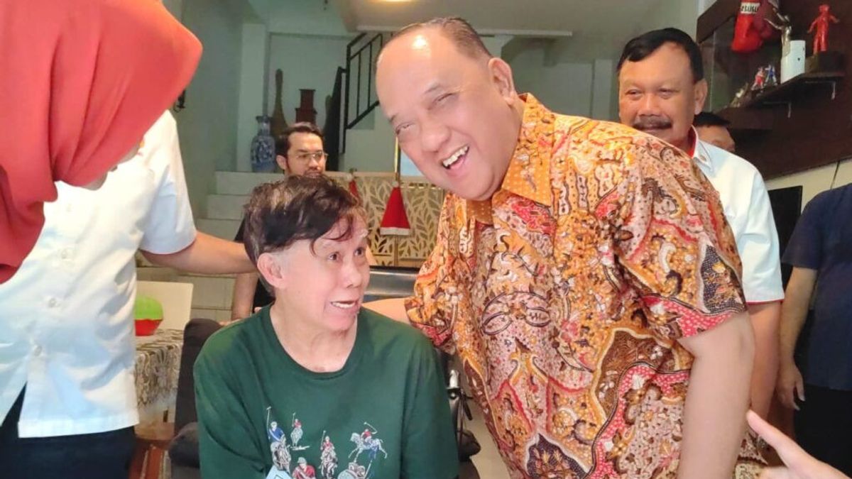 Ketum KONI Pusat Jenguk Legenda Tinju Ellyas Pical yang Sempat Dirawat karena Penyakit Jantung
