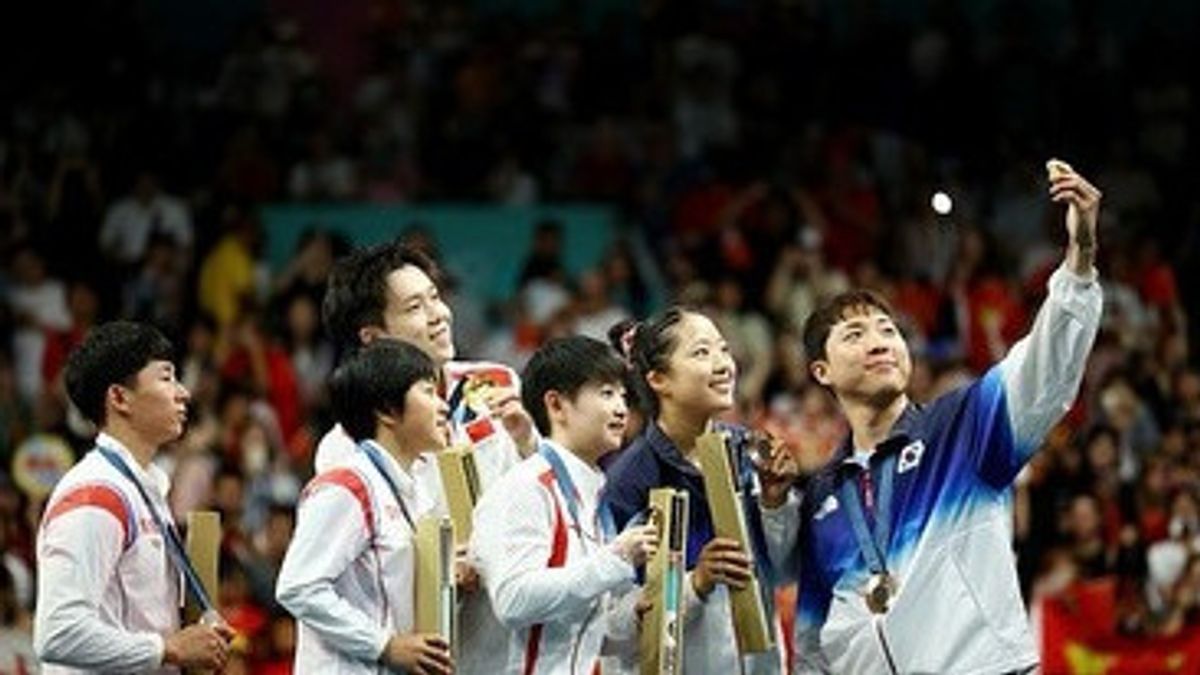 Les joueurs de table du sud-coréen selfies Bareng athlètes olympiques de Paris pèsent d'un examen en visite au pays