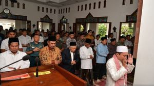 Wapres Ma'ruf dan Pegawai Setwapres Salat Gaib untuk Almarhum Hamzah Haz