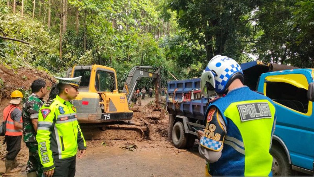 Petugas Gabungan Masih Berupaya Buka Akses Sukabumi-Palabuhanratu yang Longsor