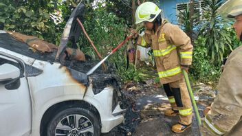 Xpander Putih Terbakar Akibat Rambatan Api Tumpukkan Sampah di Komplek TNI AU Halim