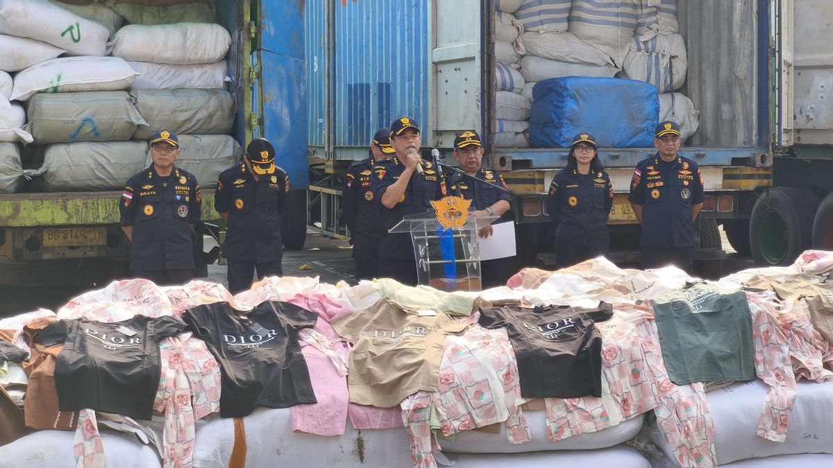 Tindak Tegas! Bea Cukai Amankan Kontainer Berisi Bermuatan Garmen Ilegal