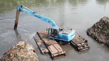 Petugas SDA Lakukan Pengerukan Sungai Ciliwung Lantaran Dipenuhi Endapan Lumpur