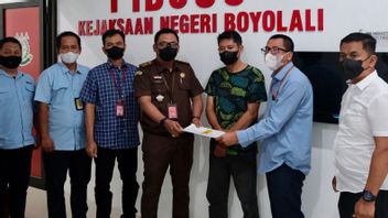 المشتبه به في قضية الضرائب التي خسرت الدولة ما يقرب من 500 مليون روبية إندونيسية سلمت إلى المدعي العام لبويولالي