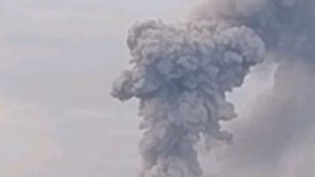 جبل دوكونو هالماهيرا الشمالي انفجر أبو فولاكي بارتفاع 1000 متر