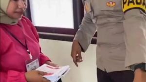 Polisi Pergoki Seorang Wanita di Halmahera Coblos Puluhan Surat Suara