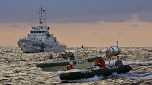 Upaya Pencarian Awak Kapal Kargo Berbendera Hong Kong Terhambat Angin Kencang dan Ombak Besar