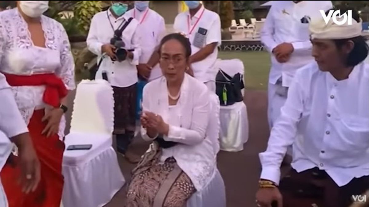 VIDEO: Khusyuk, Sukmawati Soekarnoputri Jalani Ritual Pra Sudhi Wadani Disaksikan Anaknya