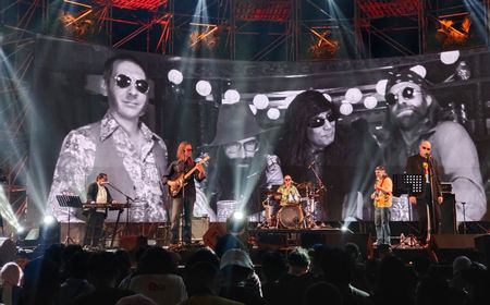 Indahnya Lagu Koes Plus Saat Dinyanyikan dalam Dua Bahasa