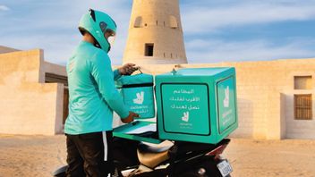 Kurir Pengantar Barang Ini Pertaruhkan Keselamatannya untuk Menyingkirkan Pembatas Jalan saat Badai di Dubai