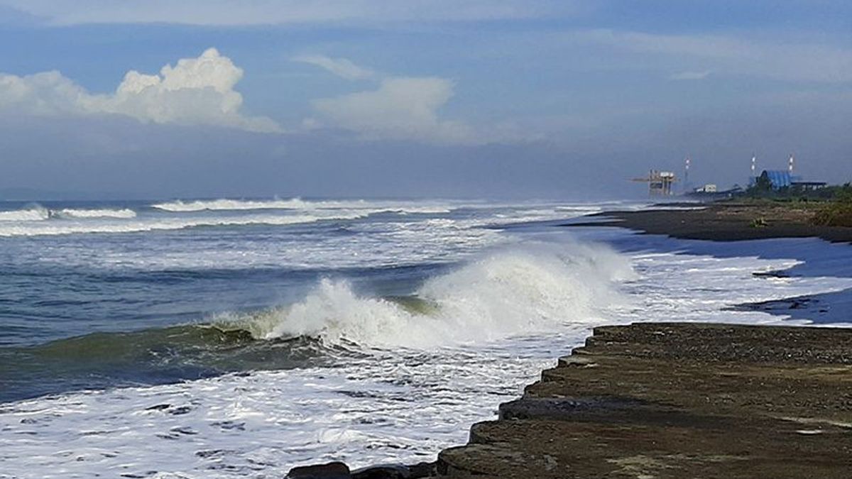 観光客はジャワの南海岸の高波に注意するように思い出されます