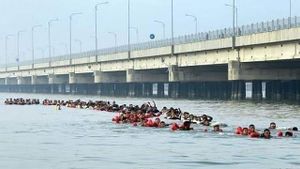 Viral Foto Pemudik Ramai-ramai Berenang di Selat Madura, Khofifah Tegaskan ke Netizen Kabar itu Hoaks