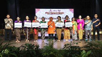 学校のステージから、ガムランとシンデンは復活しました