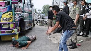 Pemudik di Kota Medan Dihukum 'Push Up' setelah Ketahuan Sembunyi di Atap Angkutan