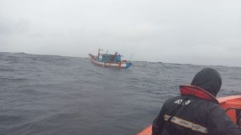 4名渔民在Gosong Pesela岛上漂浮数十小时被搜救队救出