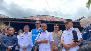 Bahlil Salurkan Bantuan Pemasangan Baru Listrik di Kampung Halaman Ibu Prabowo