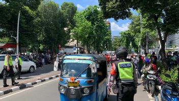 Jalan Diblokade Polisi, Emak-emak di Reuni 212 <i>Ngamuk</i> 'Ini Negara Gue, Jangan Ngusir', Abu Janda: Syukurin Drun!