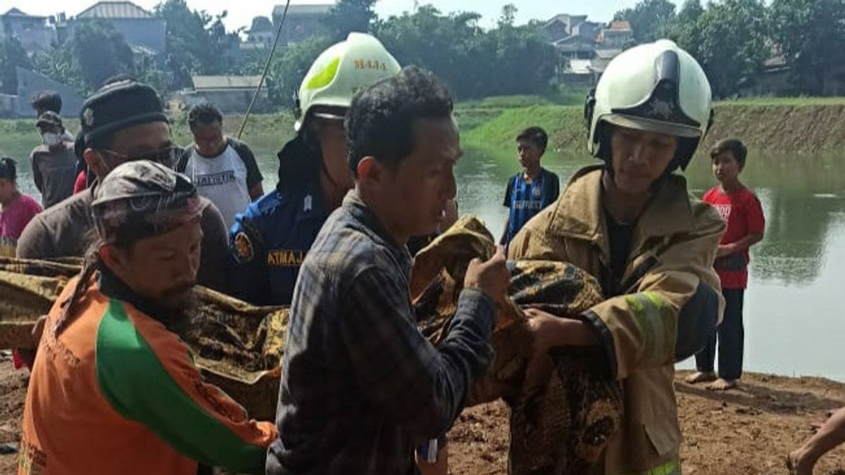 年配の男性がシトゥ・ムンジュール湖で魚を探している間に溺死する