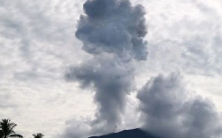 Gunung Ibu Halmahera Barat Kembali Erupsi Luncurkan Abu Setinggi 2 Km