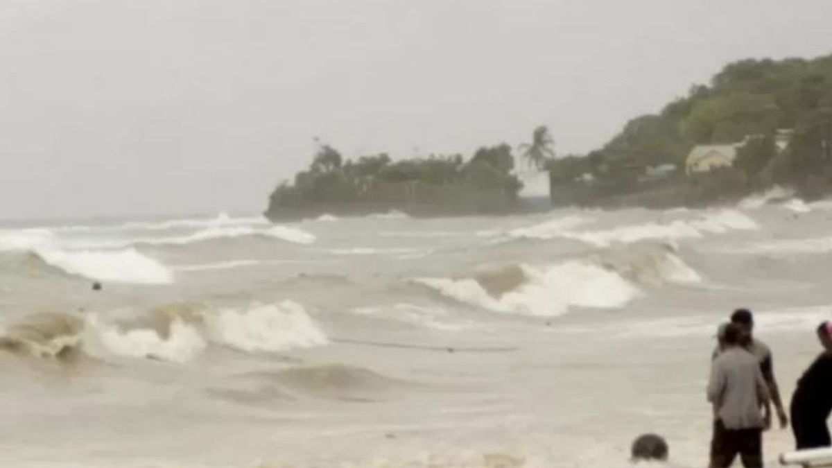德波班图尔海滩上的船只建筑物被大浪摧毁 