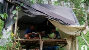 Masih Terjadi, Pelajar Cari Sinyal di Atas Bukit Demi Sekolah Daring