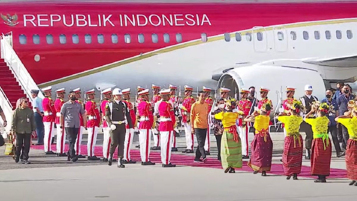 Tiba di Labuan Bajo, Jokowi Pakai Kaos Oranye Bakal Cek Kesiapan KTT ASEAN