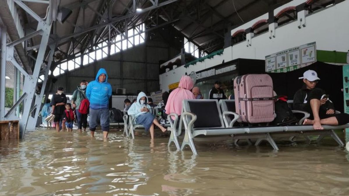 بسبب الفيضانات في سيمارانج, تعطلت 12 رحلة قطار على الخط الشمالي لجاوة الوسطى