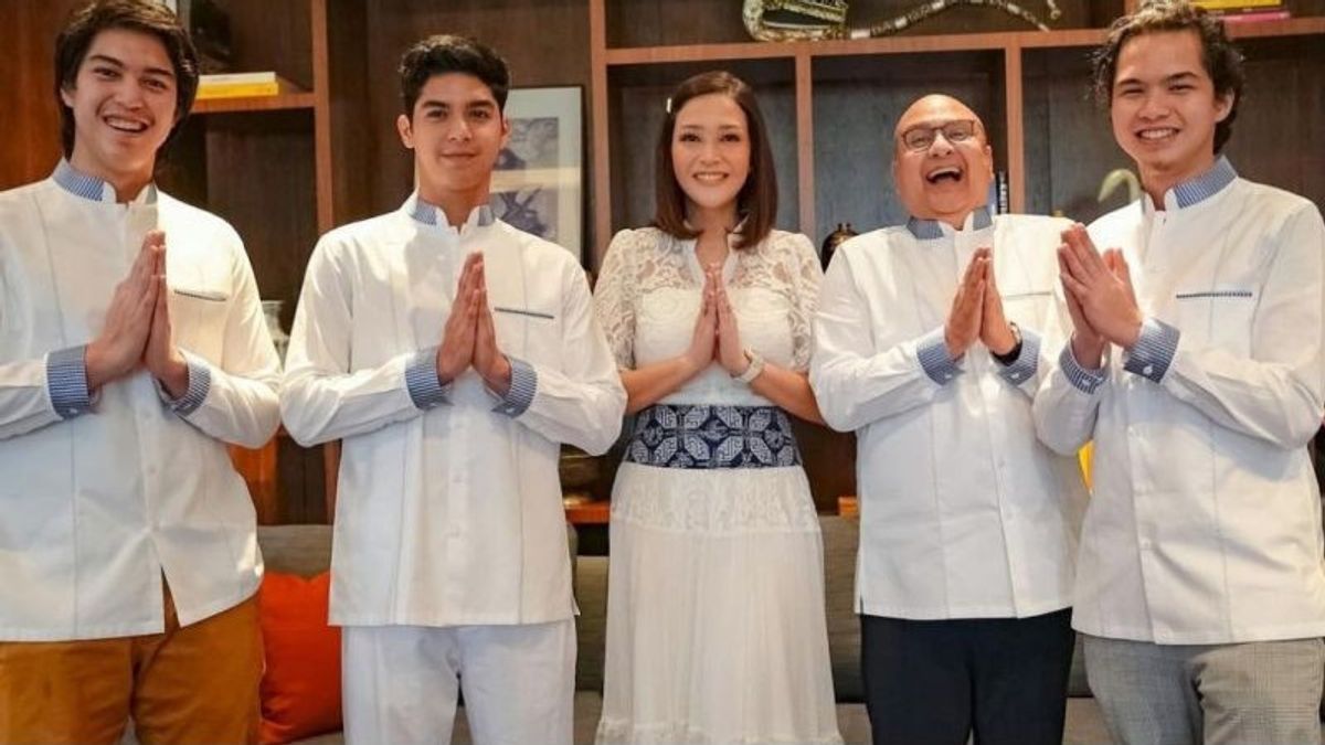 Maia Estianty，丈夫和3个孩子庆祝开斋节的第二天，穿着带有蜡染口音的白色衣服