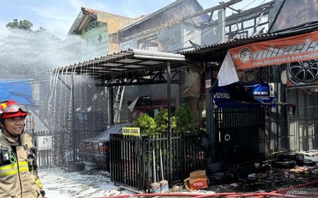 Damkar Padamkan Kebakaran yang Hanguskan Kontrakan 13 Pintu di Bandung