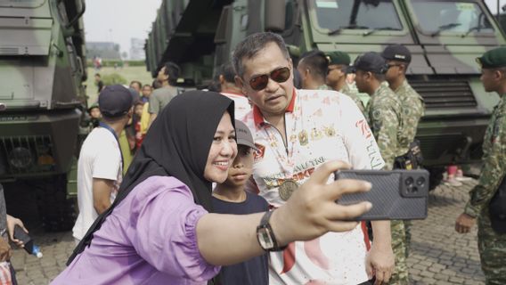 Antusiasme Masyarakat Berswafoto dengan KSAD Maruli Simanjuntak di Matra Fair