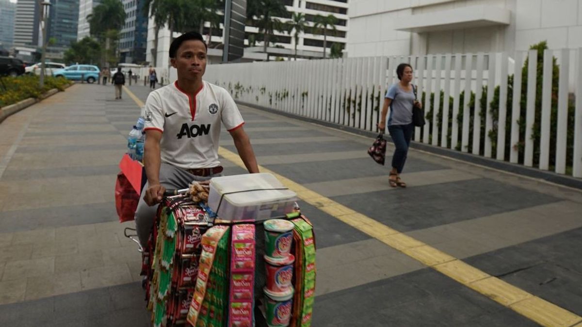 Jakarta Provincial Government Starts Work On Arranging Street Vendors On The Sidewalks Of Kebayoran Baru