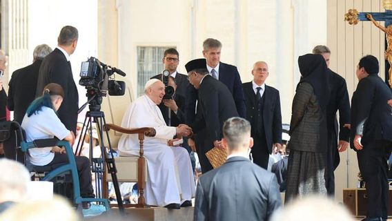 الوزير ياقوت وهو يمسك بيد البابا فرنسيس في الفاتيكان يحيي: بركات جلالة الملك