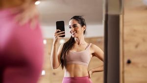 5 Tips Berfoto Stylish di Depan Cermin Memakai Outfit Gym