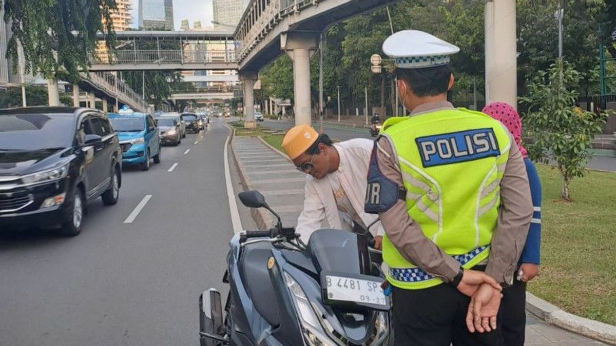 Once Abolished By The National Police Chief, Manual Tickets Are Again Implemented In Jakarta