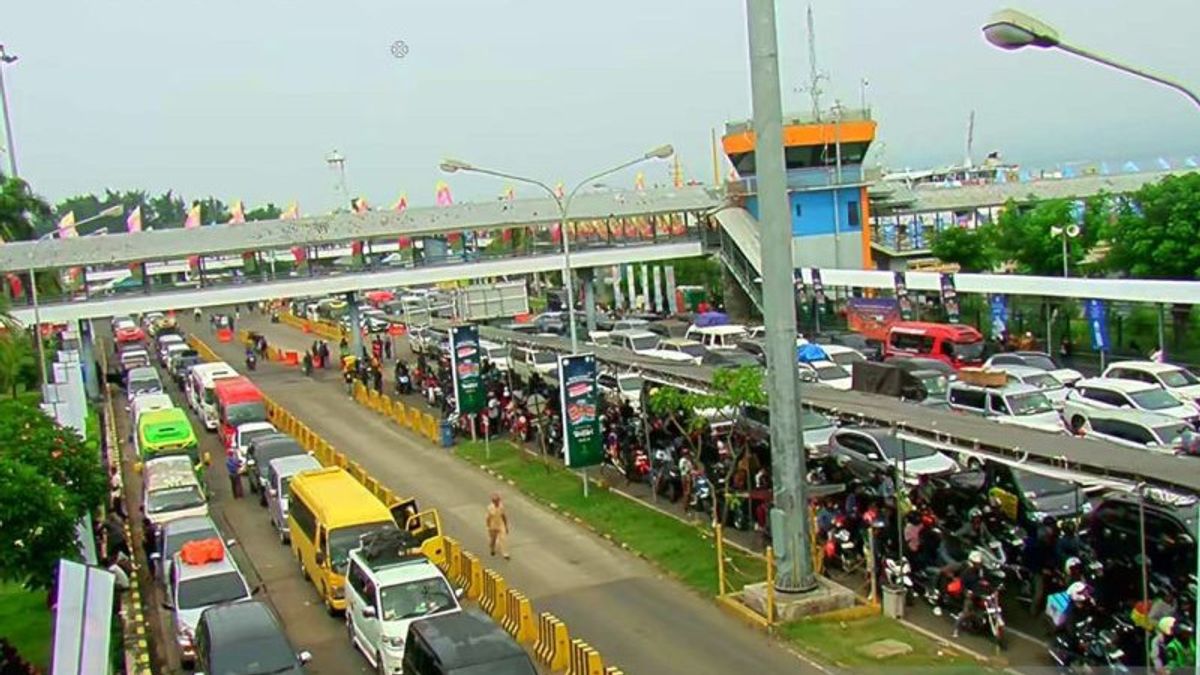 ギリマヌク港に送られる旅行者の車の列