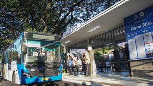 Bus Transjakarta Berasap di Halte Pancoran, Diduga Akibat Kebocoran Radiator