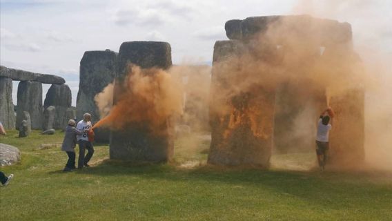 参观者尖叫 活动家向英国石灰史前石喷洒橙猫