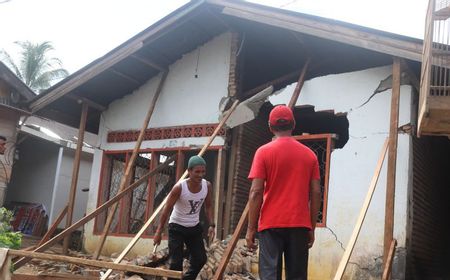 Khawatir Tertimpa Material, Korban Gempa di Kajai Pasaman Barat Runtuhkan Rumah Secara Mandiri