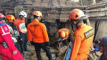 Tim SAR Evakuasi Korban Tewas Ambruknya Pabrik Karet di Bati-Bati Kalsel