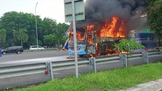 Bus Mini Ludes Terbakar di Tol Waru Sidoarjo