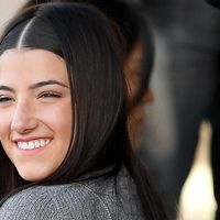 Charli D'Amelio Kreator TikTok Pertama yang Mencapai 100 Juta Follower