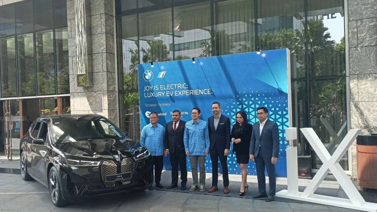 BMW dan Bluebird Sediakan Layanan Taksi Ramah Lingkungan dengan BMW iX